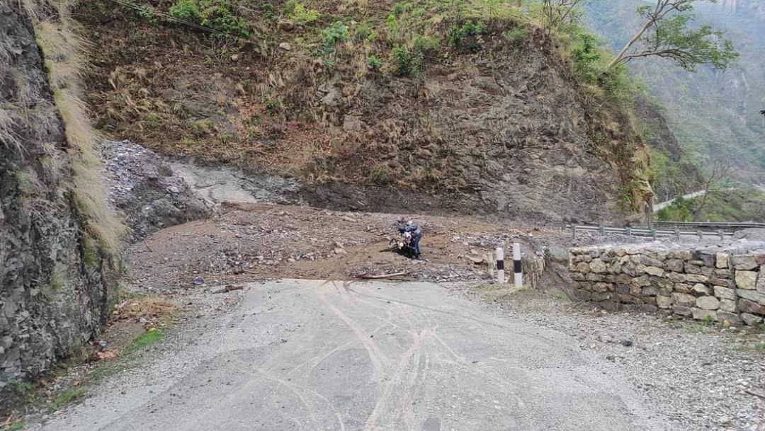 आइतबार चोरमारामा सडक अवरुद्ध हुने